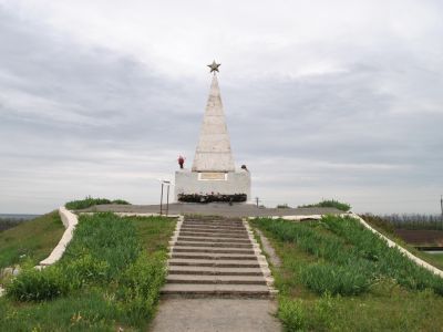 Обелиск морякам - десантникам, курсантам, защищавшим Самбекские высоты (на перезахоронении)