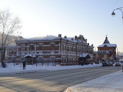 Здание женского акушерско-фельдшерского училища