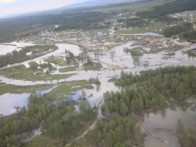 Глава Якутии встретился с жителями пострадавших от паводка сел в Оймяконском районе