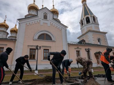 В Якутске очистили от десятков пней территорию Преображенского собора