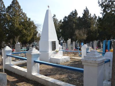 Братская могила советских воинов, погибших в боях с фашистскими захватчиками