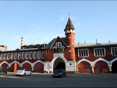 Главный корпус: - бродильня с жилой пристройкой, ледники, 1875-1883 гг., 1884-1890 гг., 1895-1900 гг., архитектор А.Е.Вебер, 1906 г., архитектор Р.И.Клейн, 1912 г., архитектор А.П.Евланов; - помещения для розлива пива, 1903 г., 1910 г., архитектор Р.И.Кле