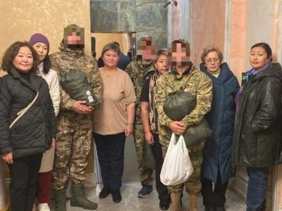 Военнослужащим из Олекминского района Якутии передали посылки от земляков