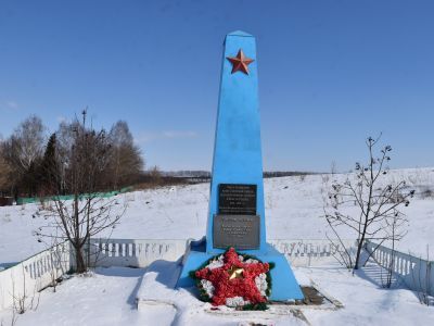 Братская могила советских воинов, погибших в боях с фашистскими захватчиками в 1943 году. Захоронено 20 человек, имя 1 человека установлено.Обелиск.