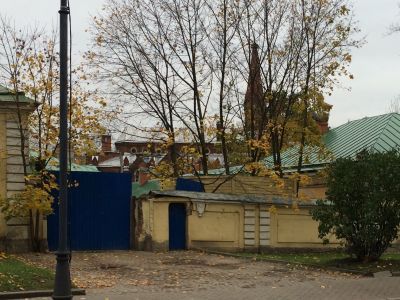 Ограда между конюшнями и флигелем