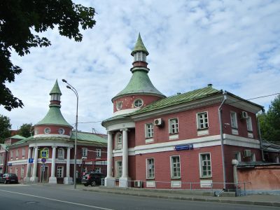 Конный двор с башнями