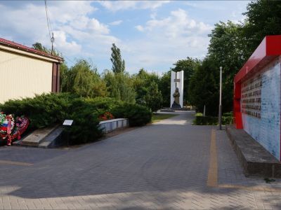 Братская могила участников гражданской войны и советских воинов, погибших в период Сталинградской битвы