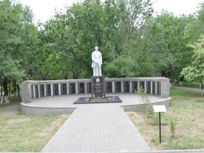 Братская могила советских воинов, погибших в период Сталинградской битвы