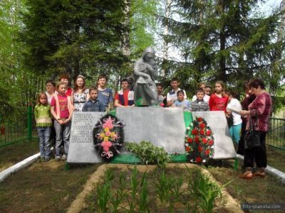 Братская могила  с захоронением воинов, погибших в период Великой Отечественной войны 1941—1945 гг.