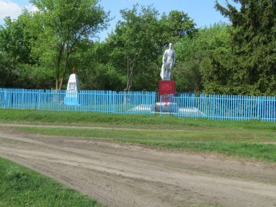 Братская могила советских воинов, погибших в боях с фашистскими захватчиками