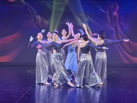 Танцующие полотна: в Якутске показали уникальный перформанс по картинам Миры Аргуновой