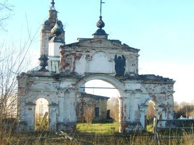 Южные ворота в ограде церкви