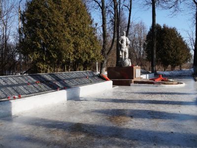 Братская могила советских воинов, погибших в боях с фашистами