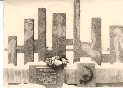 Мемориал (из семи стел) активным участникам боев за Петроград в 1919 г.: комиссару бригады Ракову А.С., командиру полка Таврину А.И. и др. воинам Красной Армии, погибшим в этой деревне (останки их захоронены в Ленинграде на Марсовом поле)