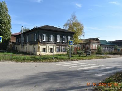 Дом жилой с флигелем