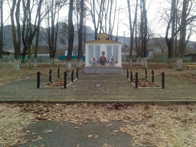 Братская могила воинов и комсомольца Ф. Дубинина (1924 - 1942), погибших в годы гражданской и Великой Отечественной войн