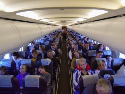 В Совфеде разработали документ о запрете рассаживать в самолете родителя и детей до 12 лет