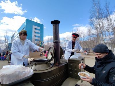 Две полевые кухни развернулись на площади Ленина