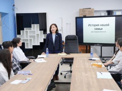 В Якутске для учеников 11-го класса в преддверии 9 Мая Алёна Атласова провела урок гражданственности