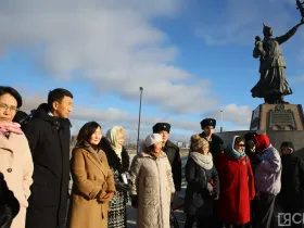 В Якутске возложили цветы к памятнику матери в честь республиканского праздника