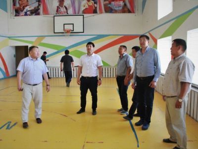 Глава Минспорта Якутии осмотрел социальные объекты в Усть-Алданском улусе