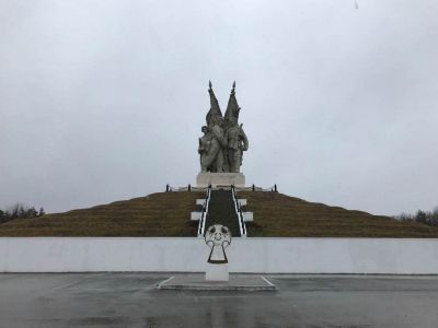 Место, где произошло соединение Юго- Западного и  Сталинградского  фронтов. Установлен памятник "Соединение фронтов"