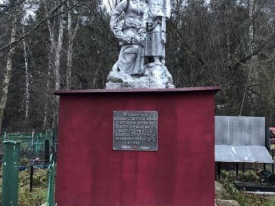 Братская могила воинов Советской Армии, погибших в период Великой Отечественной войны. Захоронено 793 человека, установлено фамилий на 286 человек. Скульптурная группа установлена в 1960 году