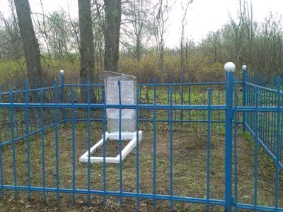 Братская могила советских воинов, погибших в боях с немецко-фашистскими захватчиками