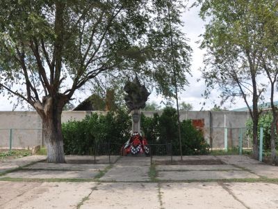 Братская могила советских воинов, погибших в период Сталинградской битвы