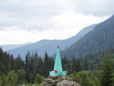 Обелиск защитникам Санчарского перевала