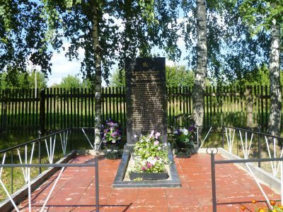 Братская могила 14 воинов Советской Армии, погибших в боях с немецко-фашистскими захватчиками при освобождении с. Крупец. Установлен обелиск