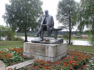 Памятник поэту Николаю Михайловичу Рубцову