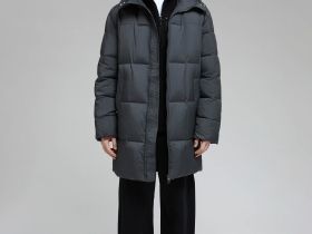 Стеганая куртка с капюшоном и меховой опушкой