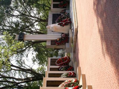 Братская могила мирных жителей, расстрелянных белогвардейцами