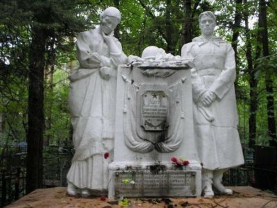 Братская могила советских воинов