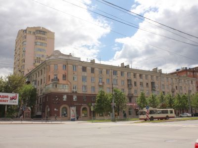 Дом жилой для  работников радиозавода "Полет" с магазинами