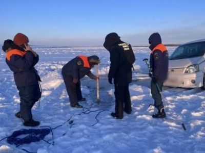 По факту провала под лед реки Лены трактора с двумя людьми проводится процессуальная проверка