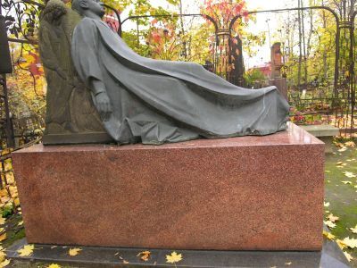 Надгробие Тарасова Н.Л. с оградой