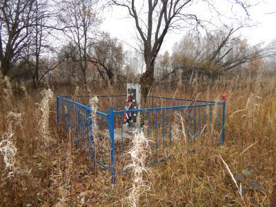 Памятное место, где 14 октября 1942 г. гитлеровцы расстреляли мирных жителей. Деревня сожжена. Установлен обелиск