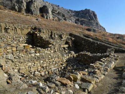 Городской квартал в портовой части (раскоп VIII)