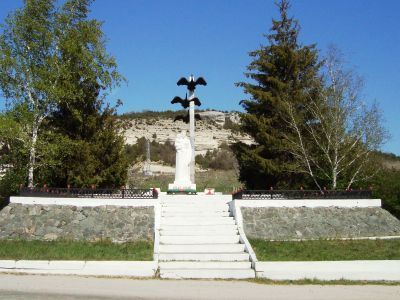 Братская могила советских воинов