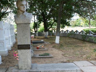 Могила Героя Советского Союза Г.К.Петровой (скульптор З.И.Береговая)