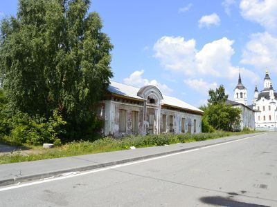 Здание, в котором в годы Великой Отечественной войны находился горисполком и горком комсомола. Отсюда была направлена первая группа девушек в освобождённые районы на комсомольскую работу