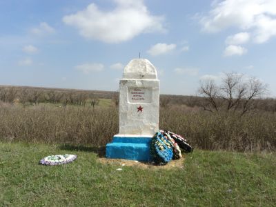 Братская могила советских граждан, погибших от рук немецко-фашистских захватчиков в 1942 г.