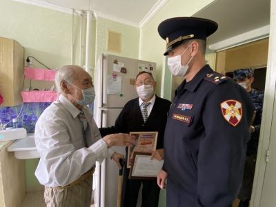 В Якутске поздравили ветерана Великой Отечественной войны с 102-летием