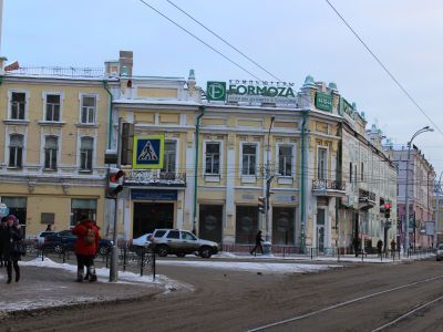 Здание гостиницы "Централь", Дом Гиллера, гостиницы "Модерн", "Россия", кино-концертный зал "Глобус", где выступал на митинге Иркутского комитета РСДРП Ярославский Е.М., Орджоникидзе Г.К., Петровский Г.И. Здесь размещался штаб и политуправление 5 Армии, г