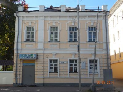 Жилой дом, ограда с воротами