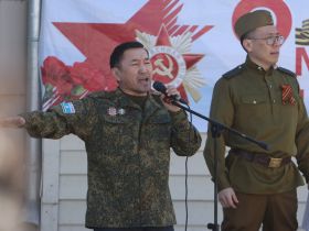 «Поём двором». В Якутске поздравили ветерана Великой Отечественной войны Петра Яковлева