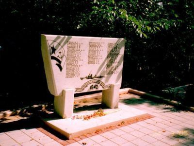 Братская могила моряков с лидера "Ташкент", погибших 2 июля 1942 г. при затоплении корабля немецко-фашистской авиацией, установлена стела