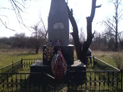 Братская могила советских воинов, погибших в боях с фашистскими захватчиками